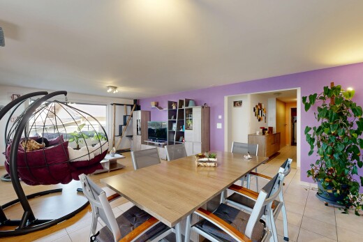 esszimmer mit drywall, gipskartonwand, tile floor, fliesenboden, und fernseher