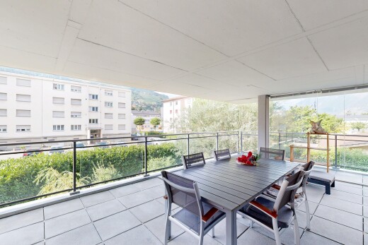 terrasse avec terrasse, coin repas extérieur, apartment complex view, view focus, et from property