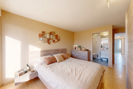 chambre avec drywall, cloison sèche, wood finish floor, sol en finition bois, et inside property