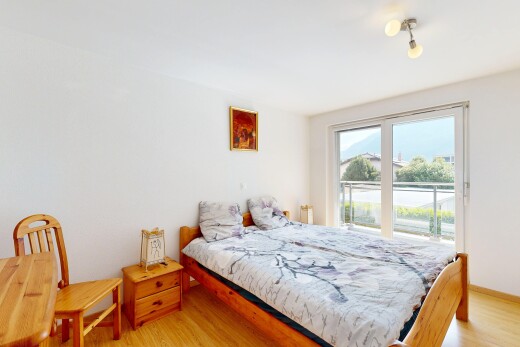 chambre avec drywall, cloison sèche, wood finish floor, sol en finition bois, et inside property
