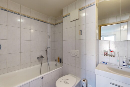 salle de bains avec tile wall, mur en carrelage, salle de bain complète, miroir, et lavabo (ou coiffeuse selon le contexte)