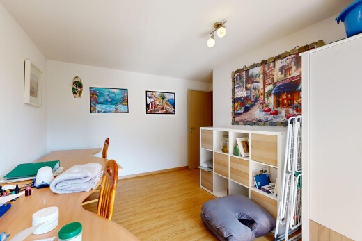 chambre avec drywall, cloison sèche, wood finish floor, sol en finition bois, et inside property