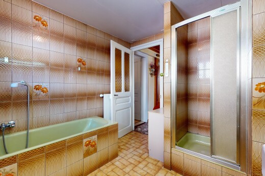 salle de bains avec douche, mur carrelé, et baignoire