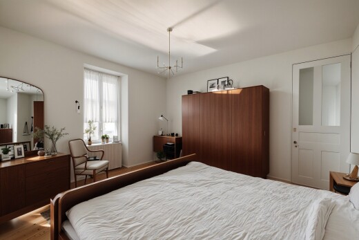 chambre avec lustre et lumière naturelle