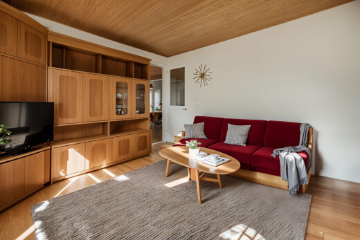 salon avec plafond de bois, télévision, et plancher de bois