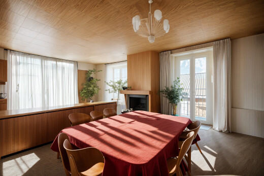 salle à manger avec cheminée, lumière naturelle, et moquette