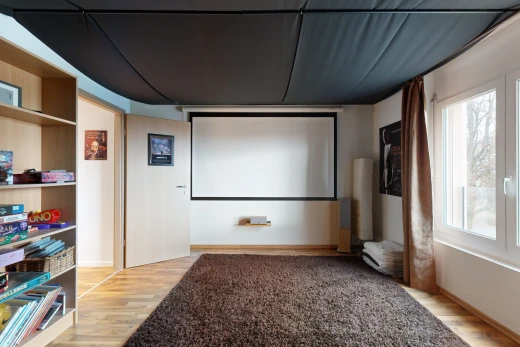couloir avec lumière naturelle et plancher de bois