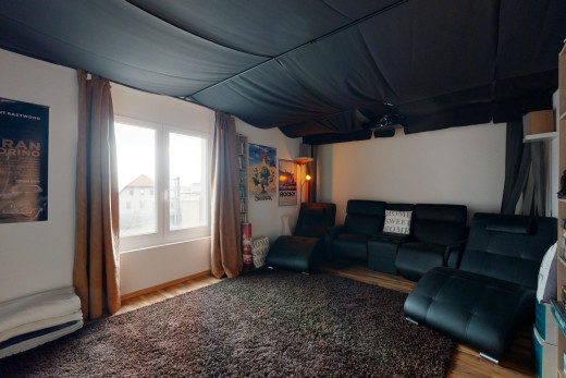 salon avec lumière naturelle et plancher de bois