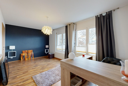 salon / salle à manger avec lumière naturelle, télévision, lustre, et plancher de bois