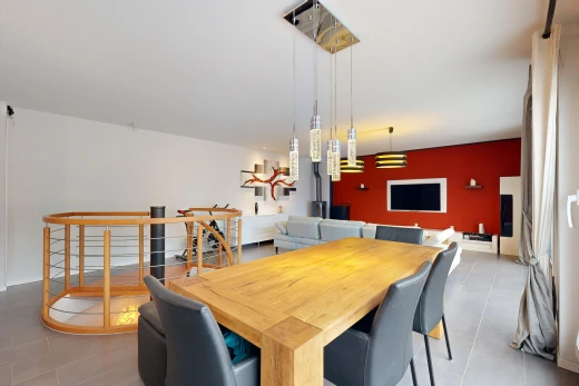 salle à manger avec télévision