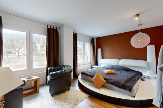 chambre avec lumière naturelle et plancher de bois