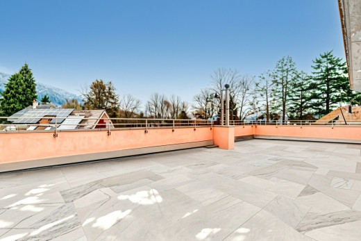 terrasse avec vue sur la montagne