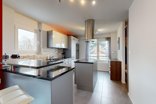 küche mit weiße schränke, arbeitsplatten, natürliches licht, und kücheninsel