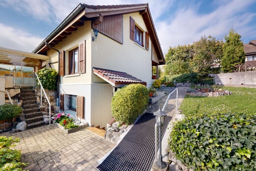außenansicht mit treppen, day time, property visible, stuckverkleidung, und terrasse