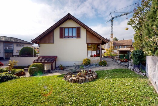 außenansicht mit terrasse, rasen, property visible, und day time