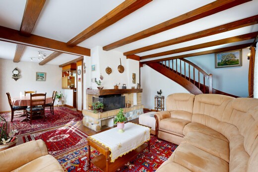 wohn- / esszimmer mit beamed ceiling, balkendecke, inside property, drywall, und gipskartonwand