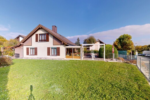 außenansicht mit rasen, property visible, zaun, day time, und schornstein