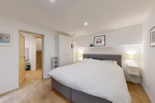 chambre avec sol en finition bois, cloison sèche, et plinthes murales