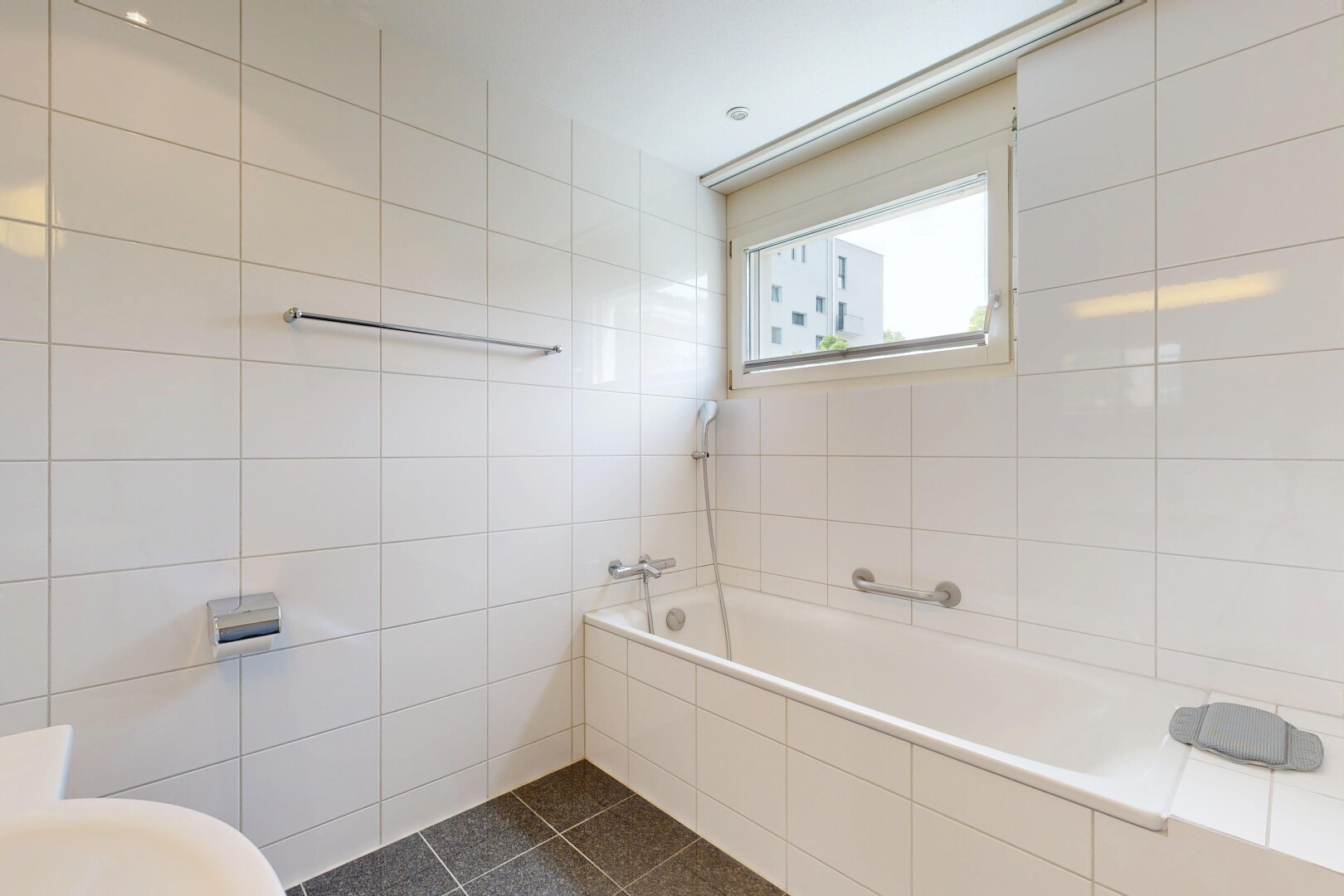 salle de bains avec salle de bain complète, bain, dark floor, mur en carrelage, et tile wall