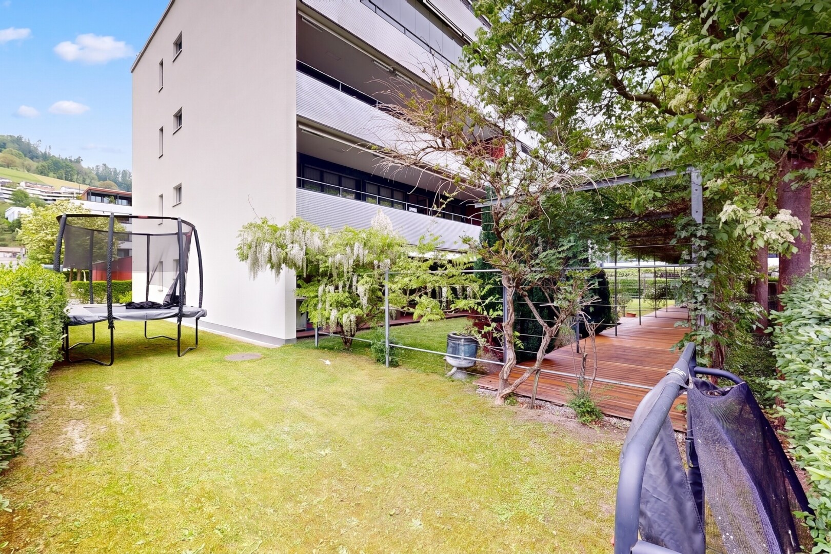 jardin avec trampoline, pelouse, day time, et from property