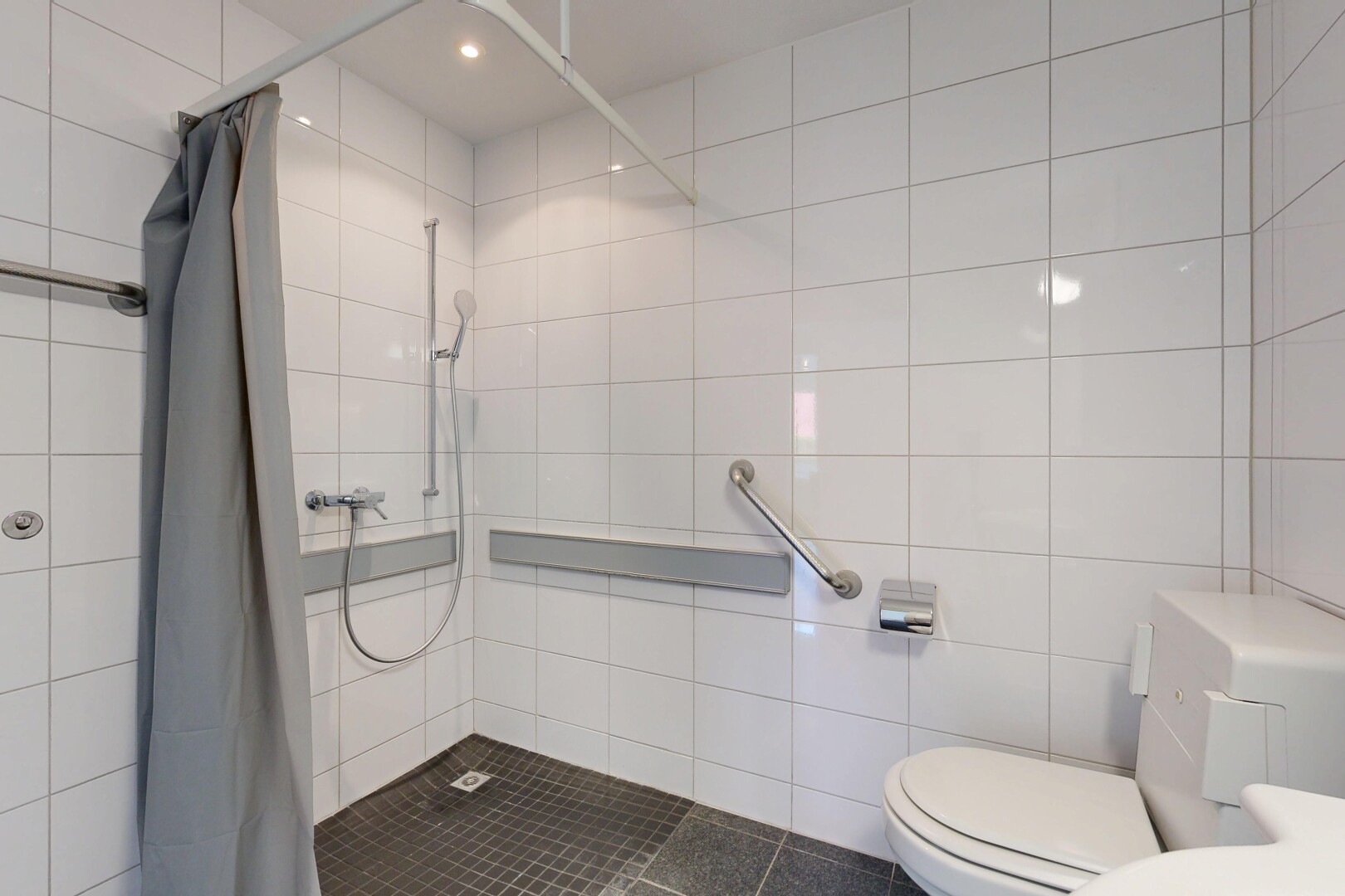 salle de bains avec douche, salle de bain complète, toilette, mur en carrelage, et tile wall