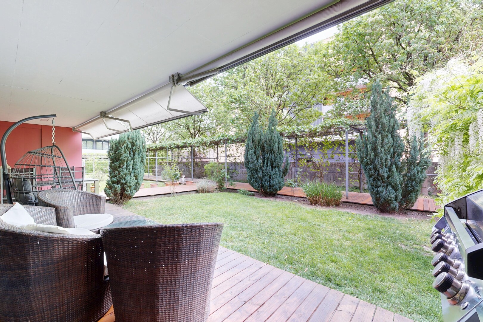 terrasse avec from property, terrasse, gril, clôture, et pelouse