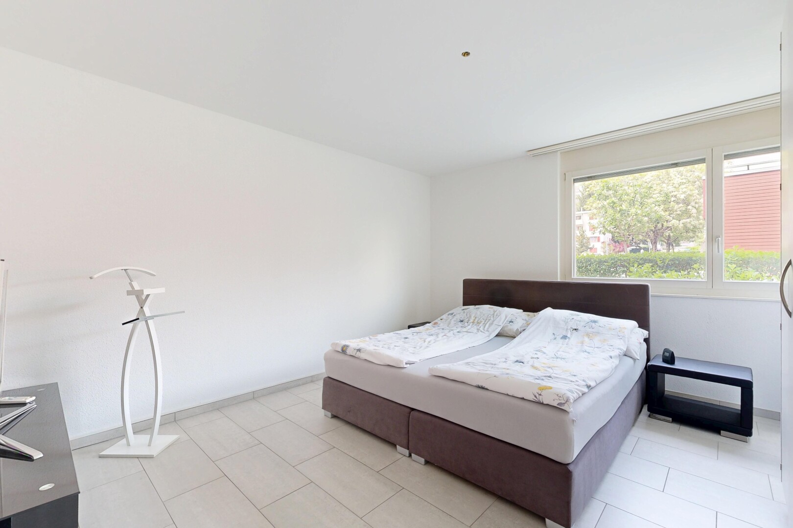 chambre avec drywall, cloison sèche, natural light, lumière naturelle, et inside property