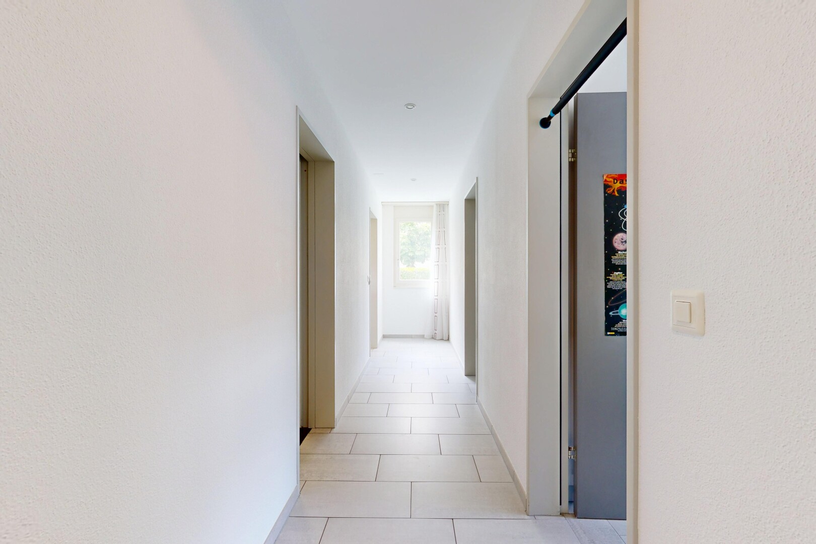 couloir avec light floor, sol en carrelage, tile floor, inside property, et plinthes murales