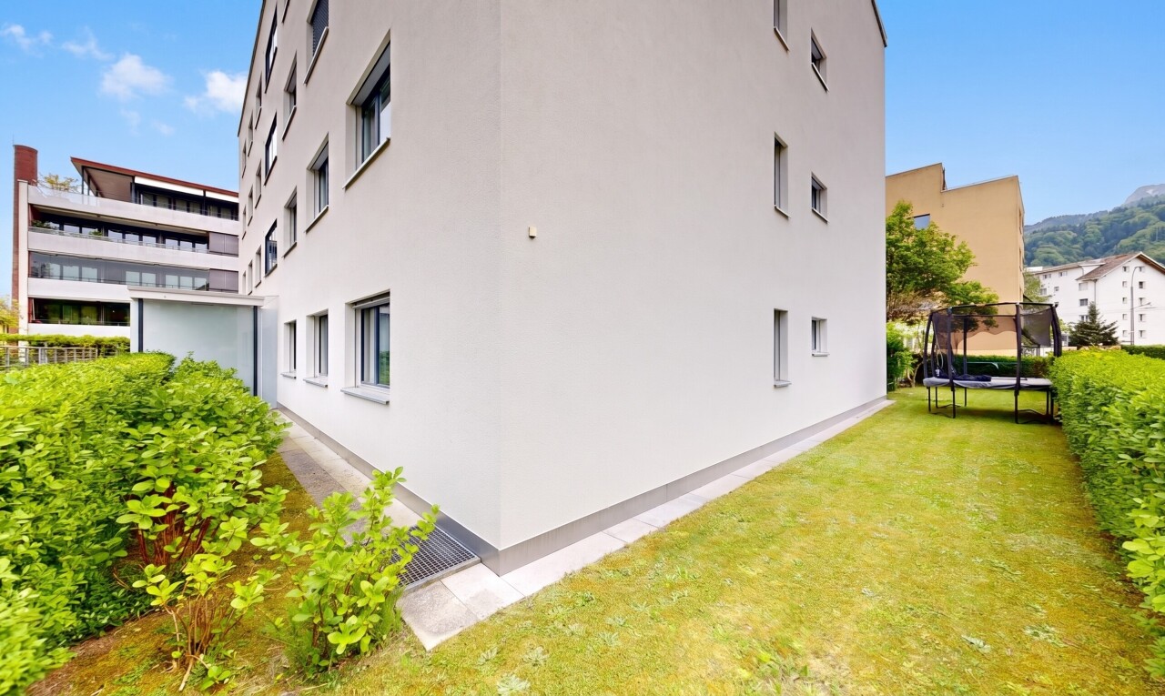 façade avec day time, trampoline, bardage en stuc, pelouse, et apartment complex view