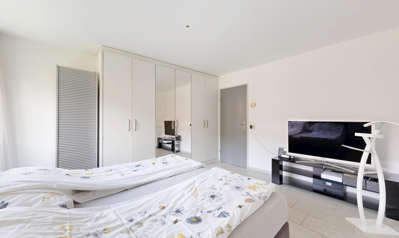 chambre avec drywall, cloison sèche, télévision, light floor, et inside property