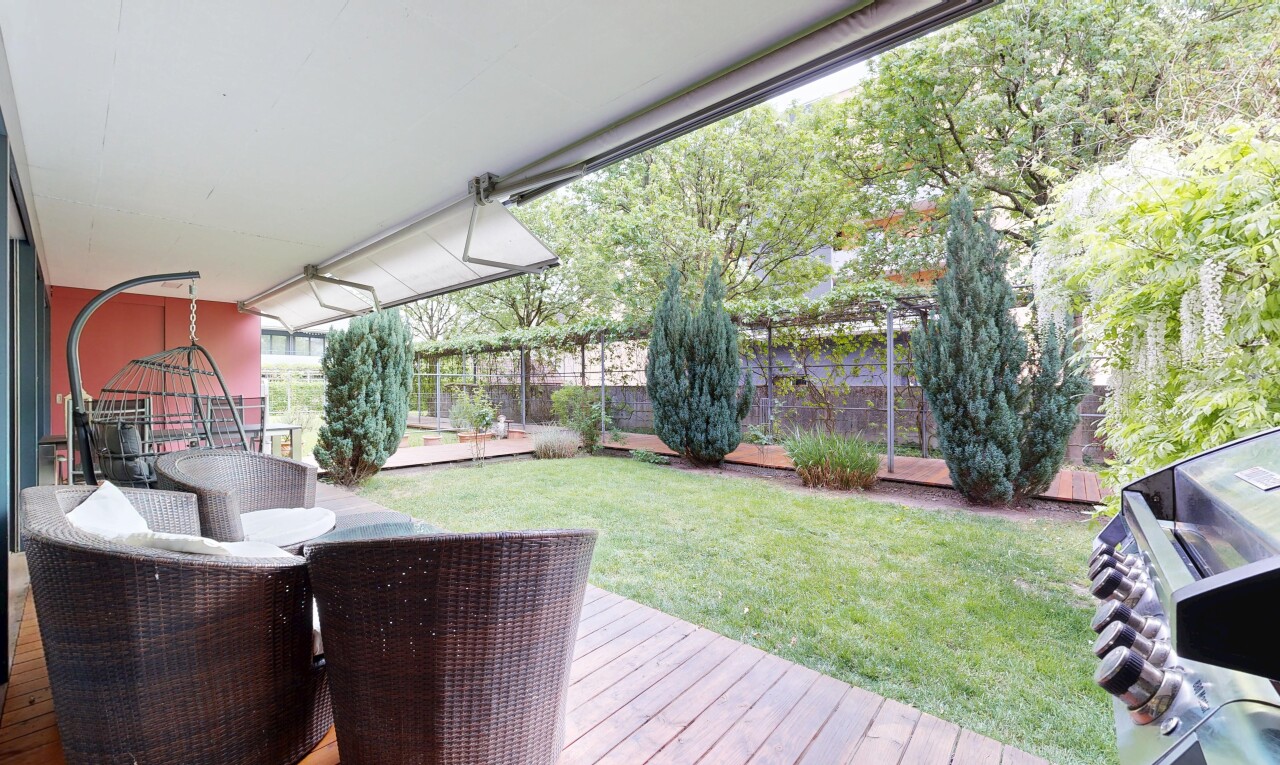 terrasse avec from property, terrasse, gril, clôture, et pelouse