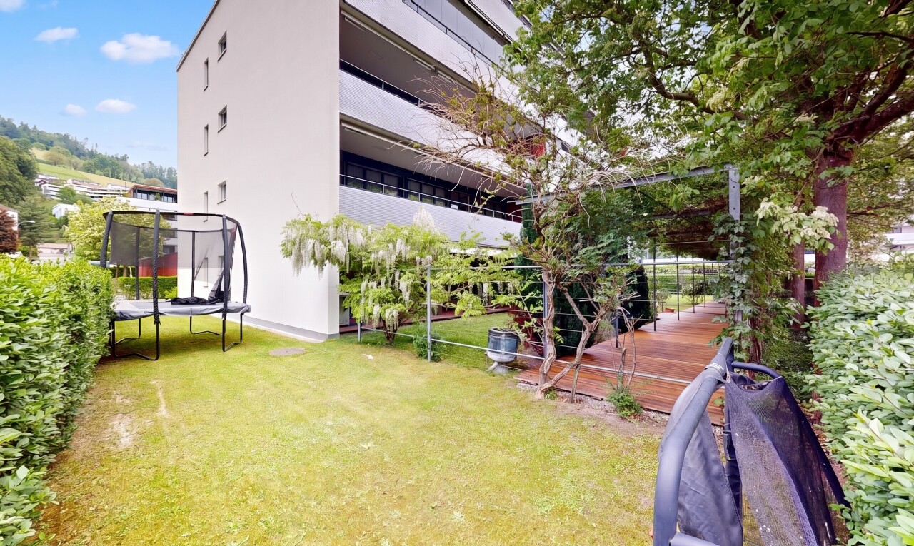 jardin avec trampoline, pelouse, day time, et from property