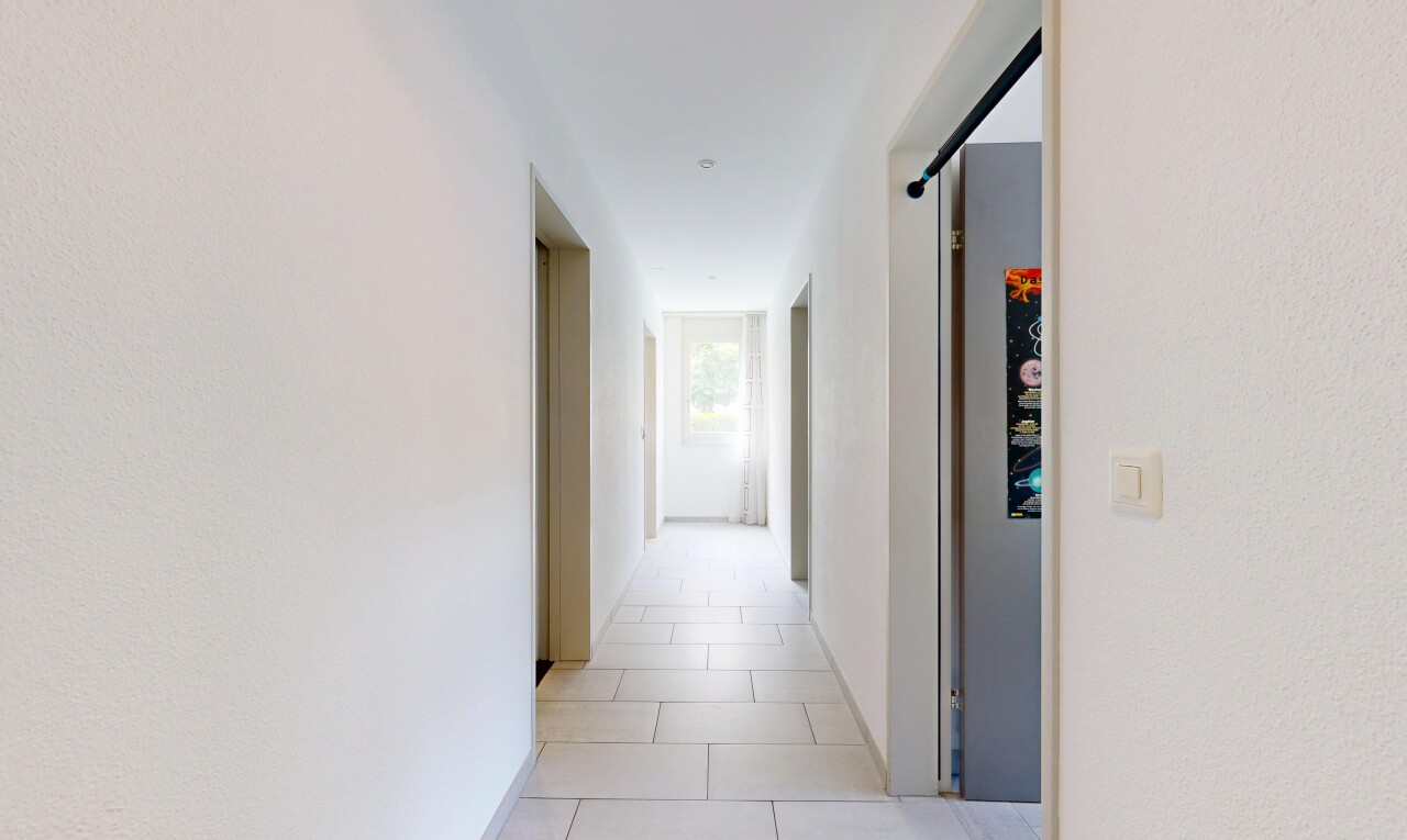 couloir avec light floor, sol en carrelage, tile floor, inside property, et plinthes murales