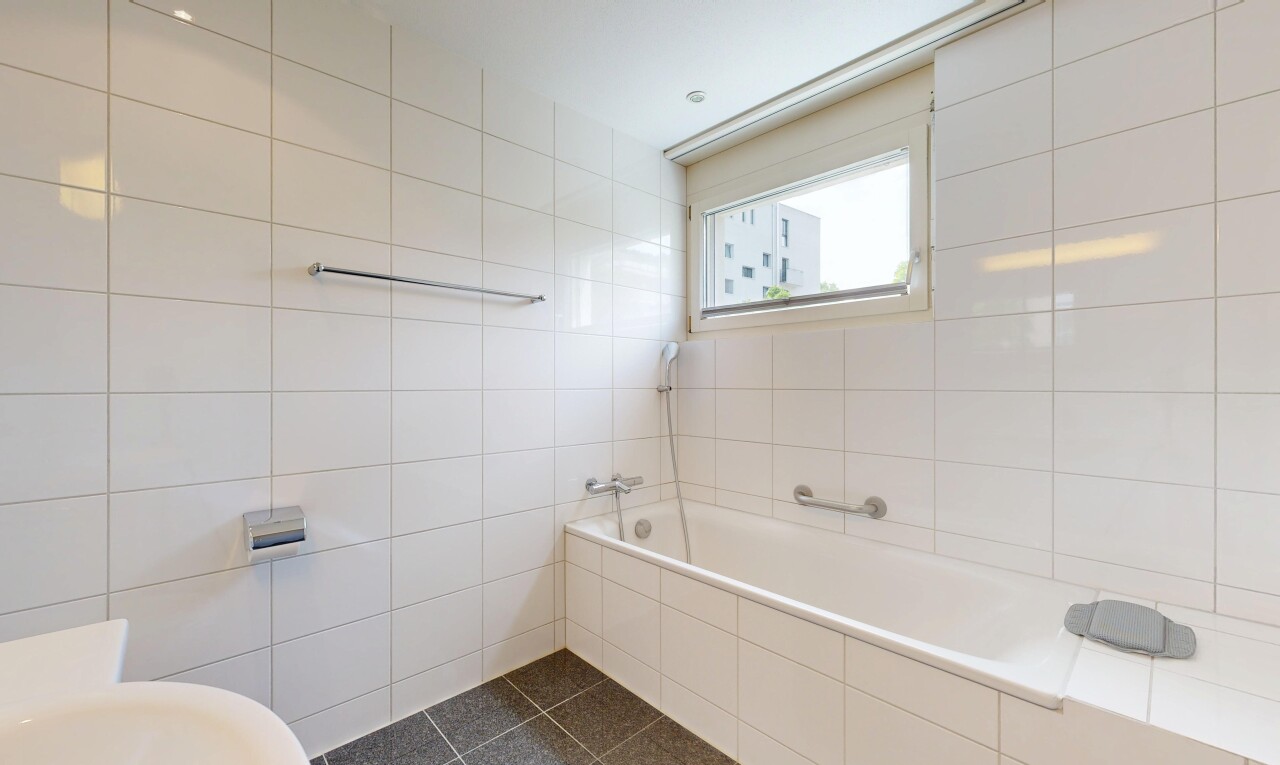salle de bains avec salle de bain complète, bain, dark floor, mur en carrelage, et tile wall