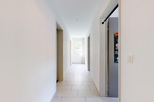 couloir avec light floor, sol en carrelage, tile floor, inside property, et plinthes murales