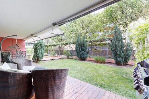 terrasse avec from property, terrasse, gril, clôture, et pelouse