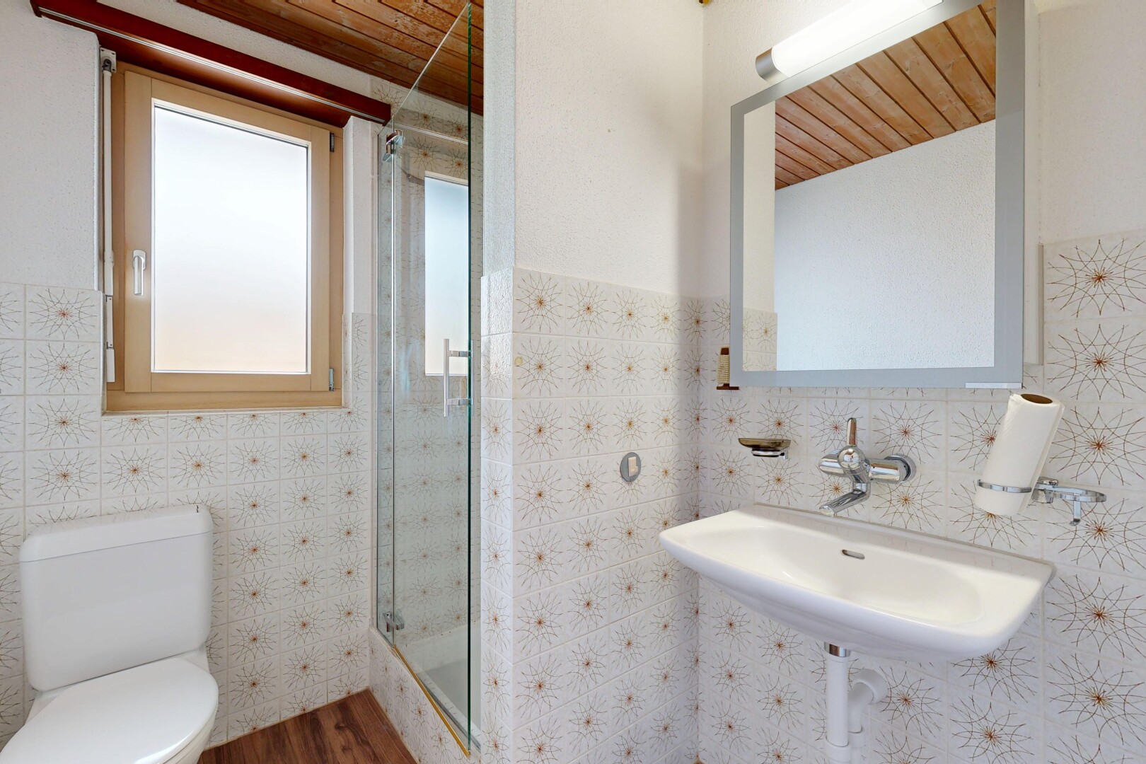 salle de bains avec inside property, toilette, salle de bain complète, douche, et natural light
