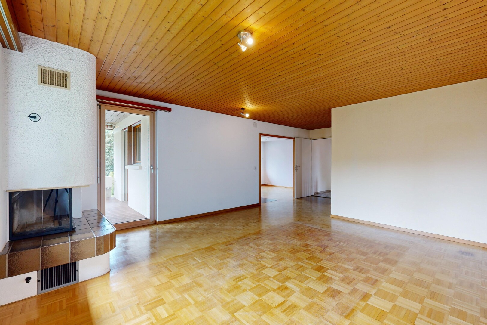 pièce vide avec parquet floor, inside property, cheminée, sol en finition bois, et wood finish floor