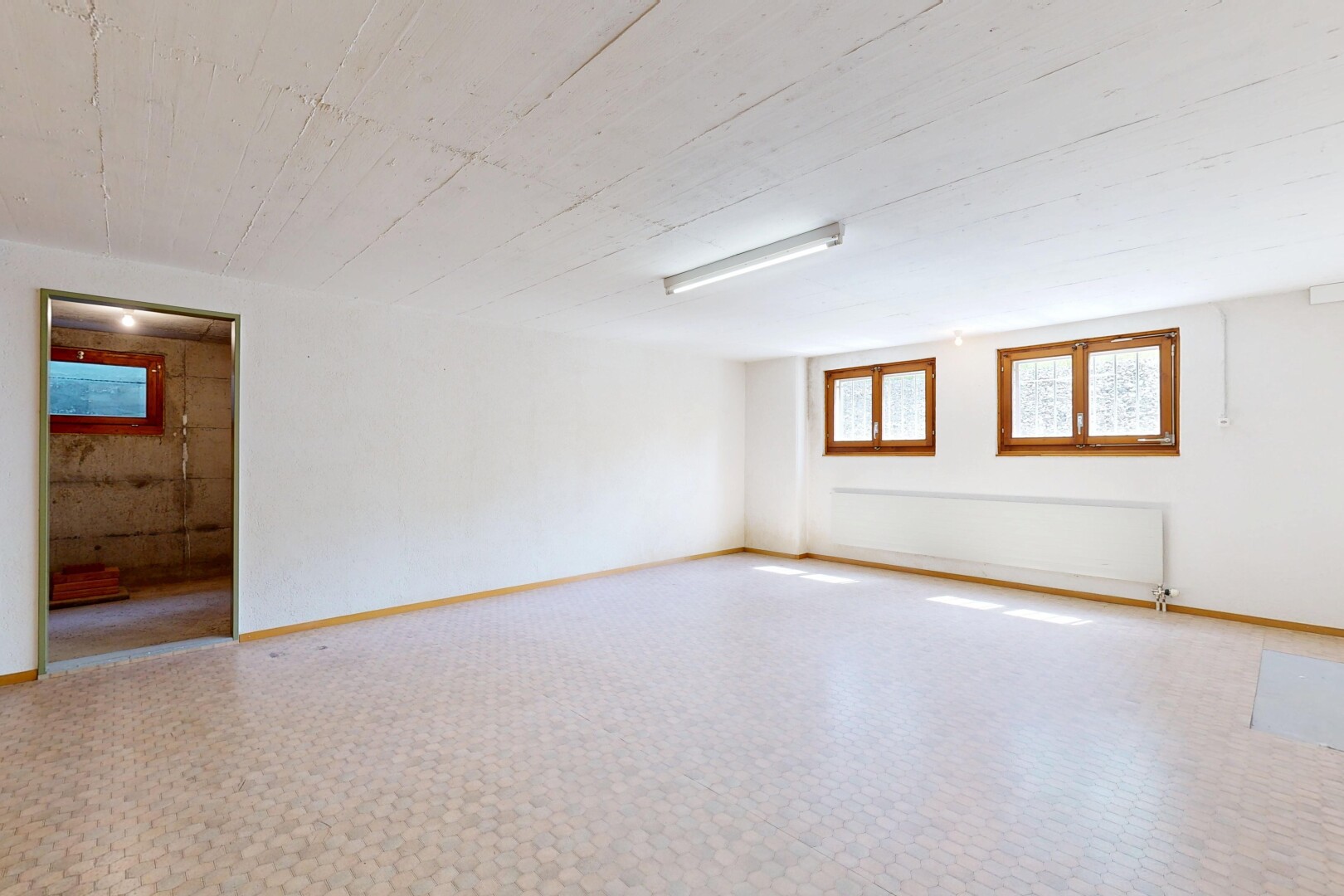 pièce vide avec inside property, natural light, lumière naturelle, sous-sol, et baseboards wall