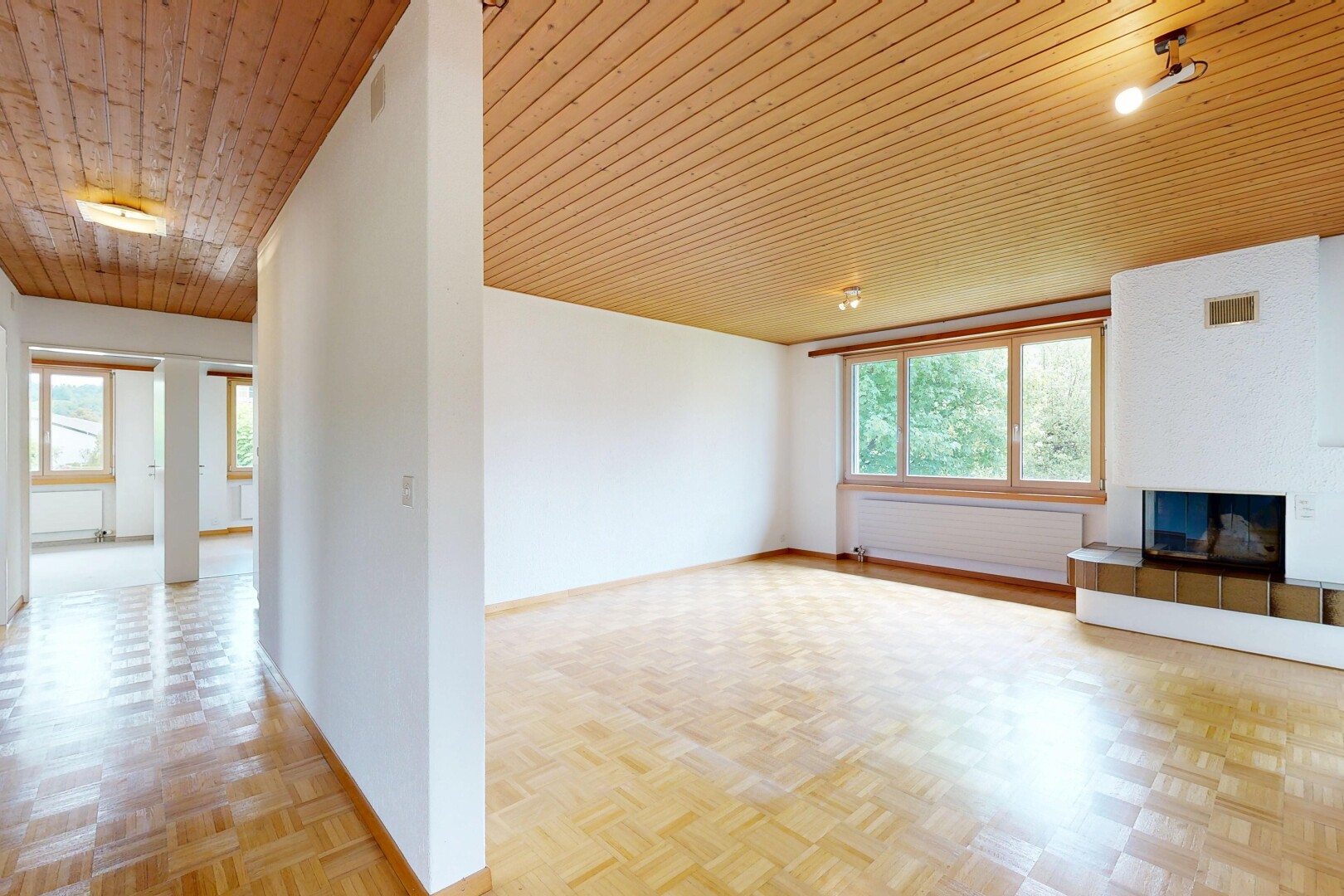 pièce vide avec wood ceiling, plafond en bois, inside property, wood finish floor, et sol en finition bois