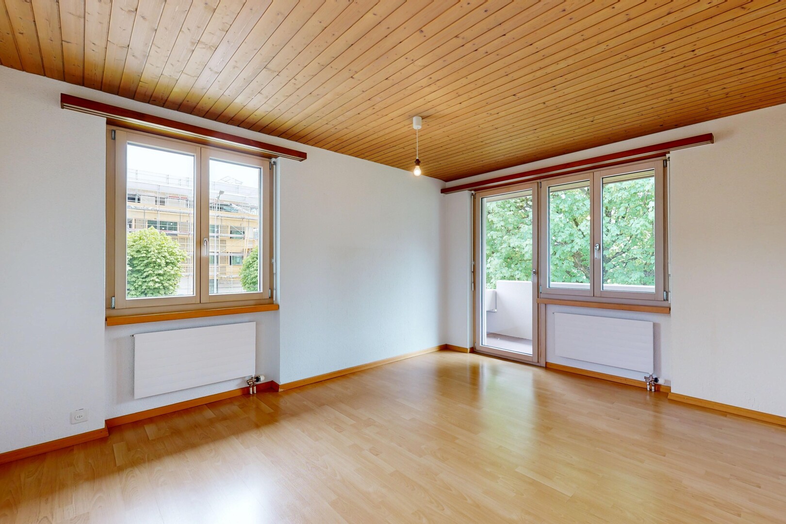 pièce vide avec inside property, radiateur, cloison sèche, drywall, et plafond en bois