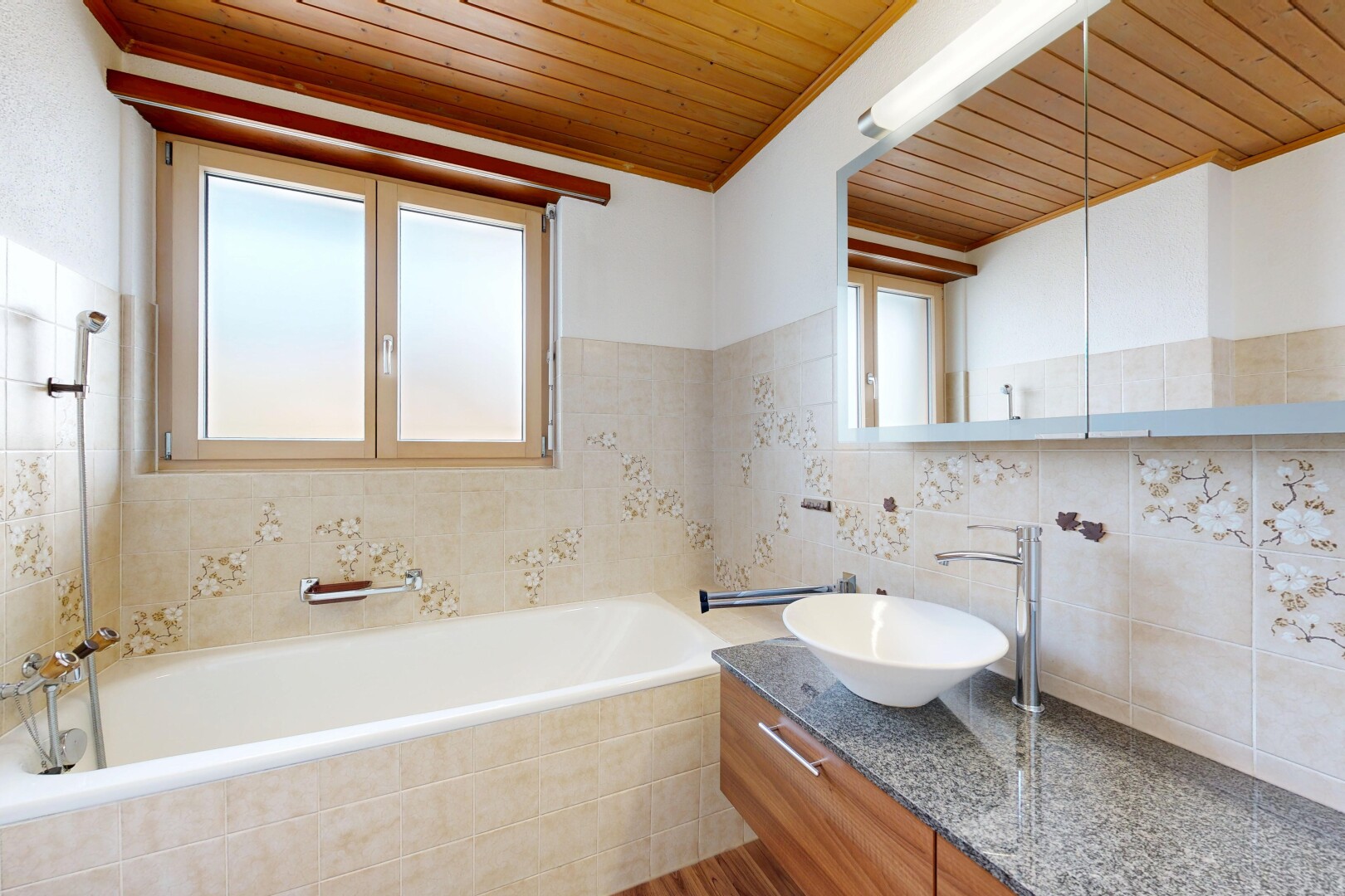 salle de bains avec lavabo (ou coiffeuse selon le contexte), évier, miroir, inside property, et wood ceiling