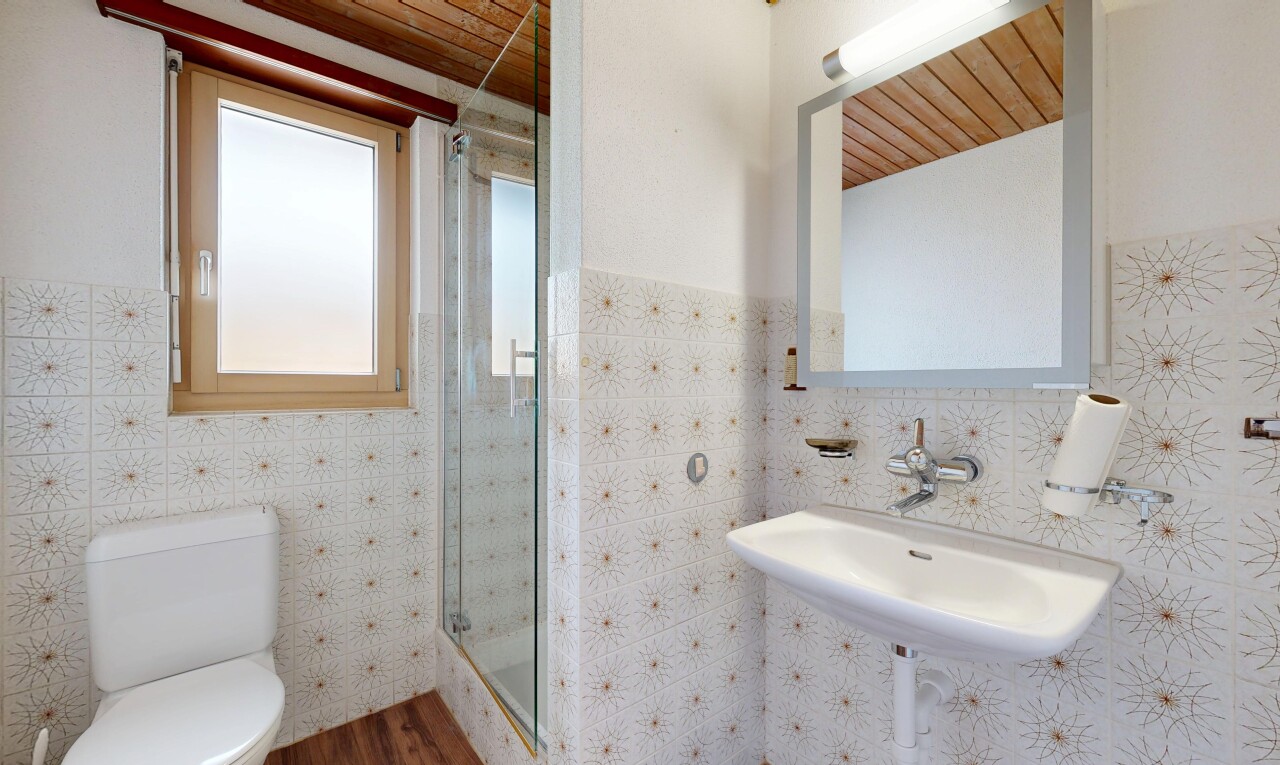 salle de bains avec inside property, toilette, salle de bain complète, douche, et natural light