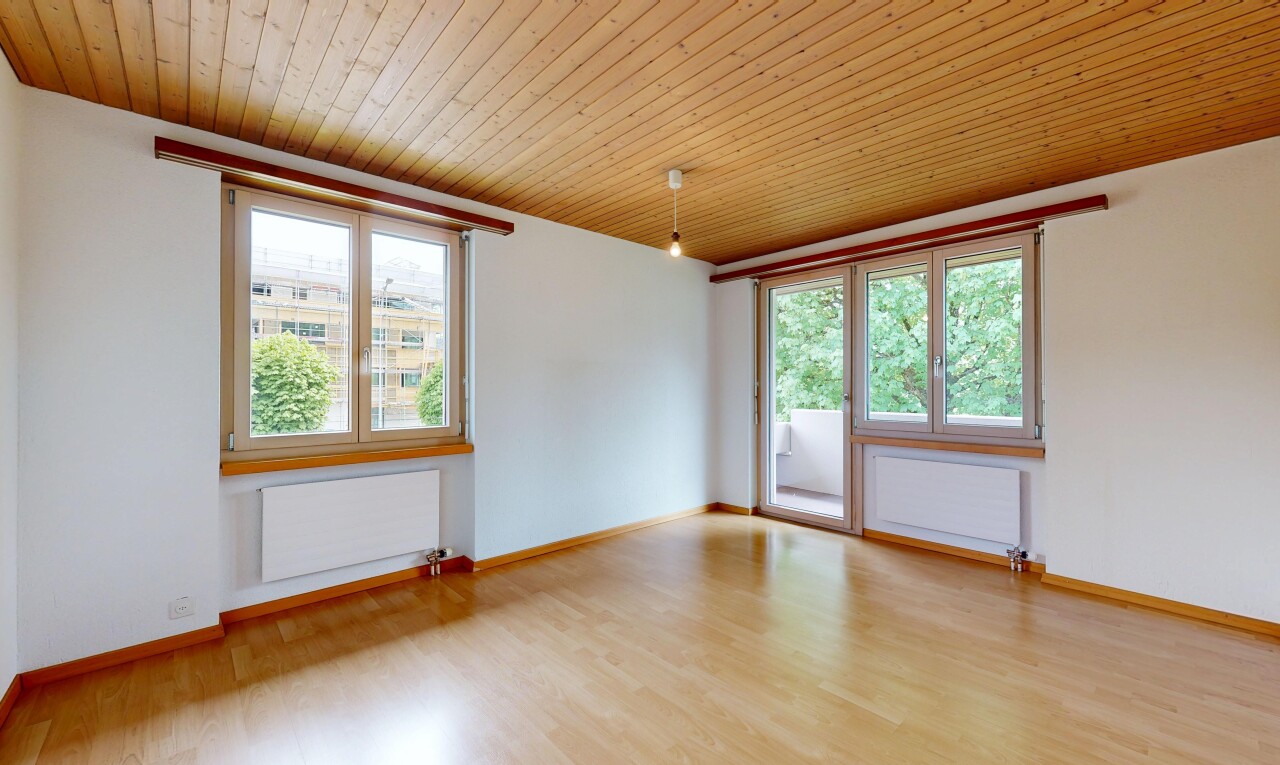 pièce vide avec inside property, radiateur, cloison sèche, drywall, et plafond en bois