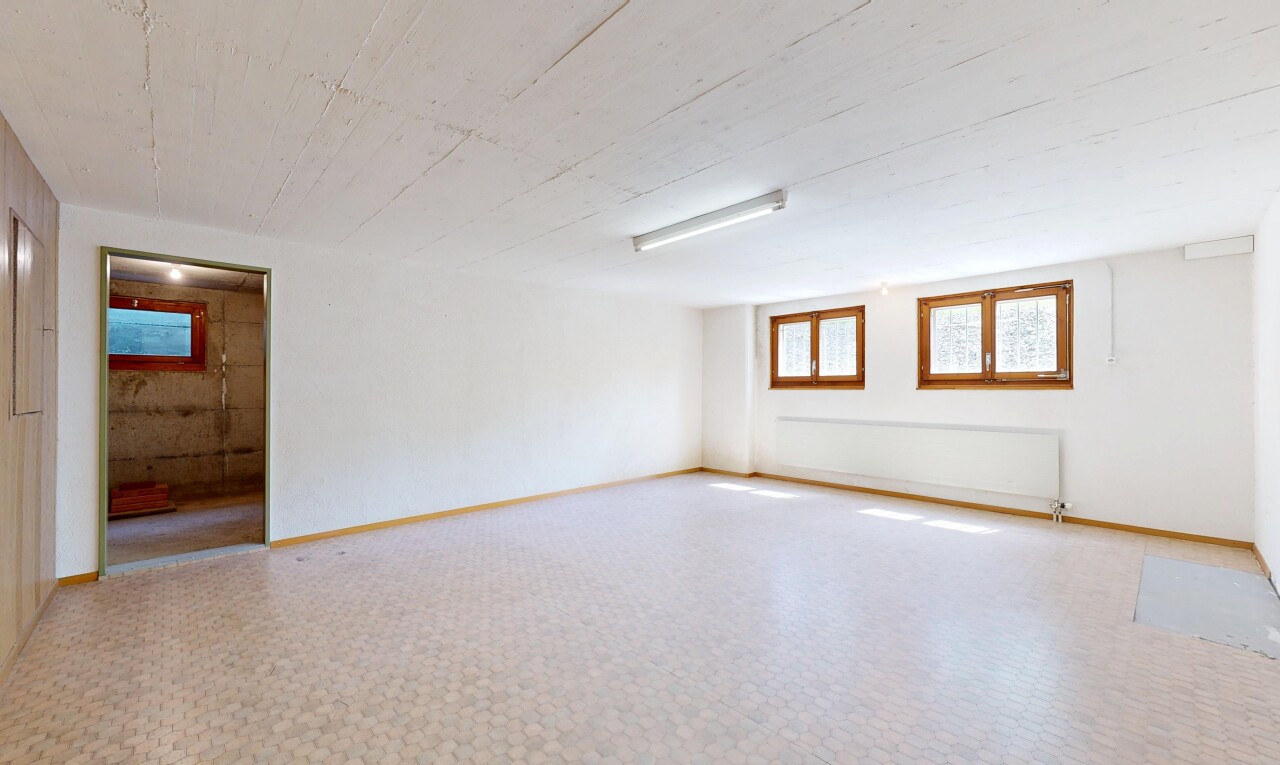 pièce vide avec inside property, natural light, lumière naturelle, sous-sol, et baseboards wall