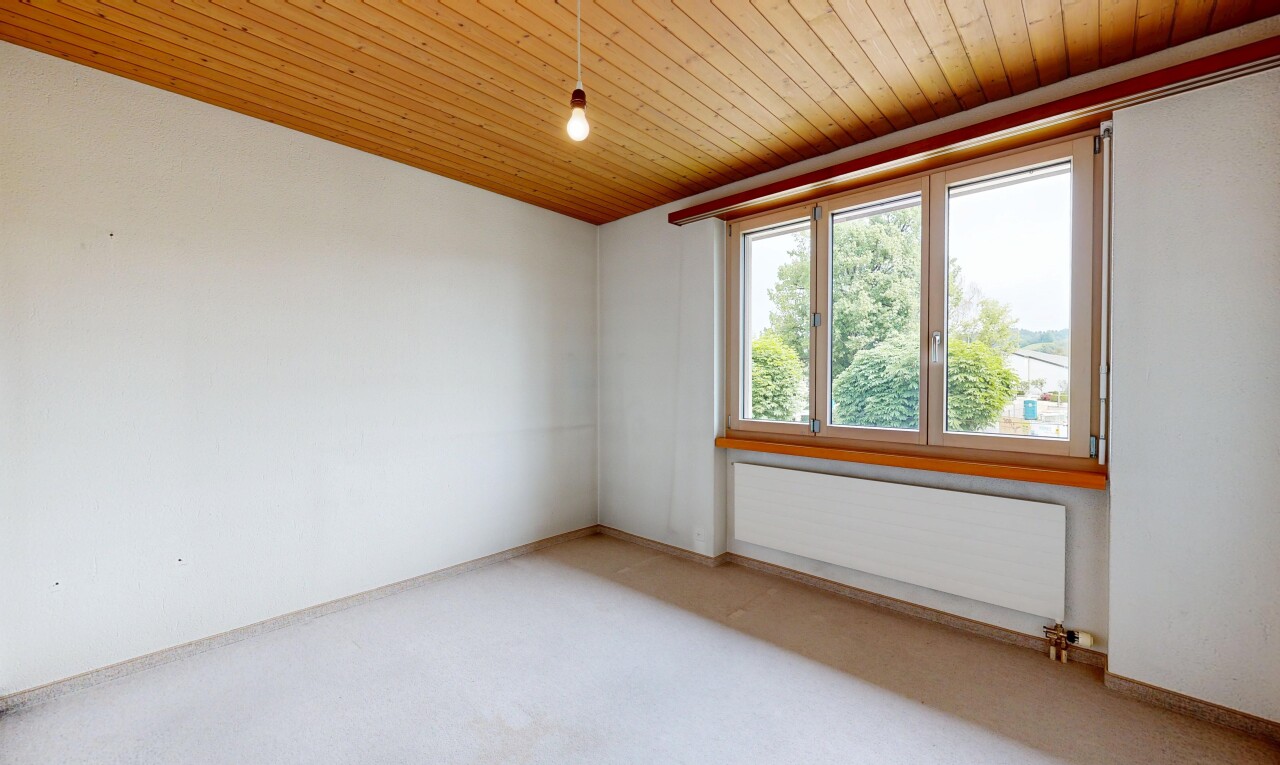pièce vide avec carpet, moquette, drywall, cloison sèche, et radiateur