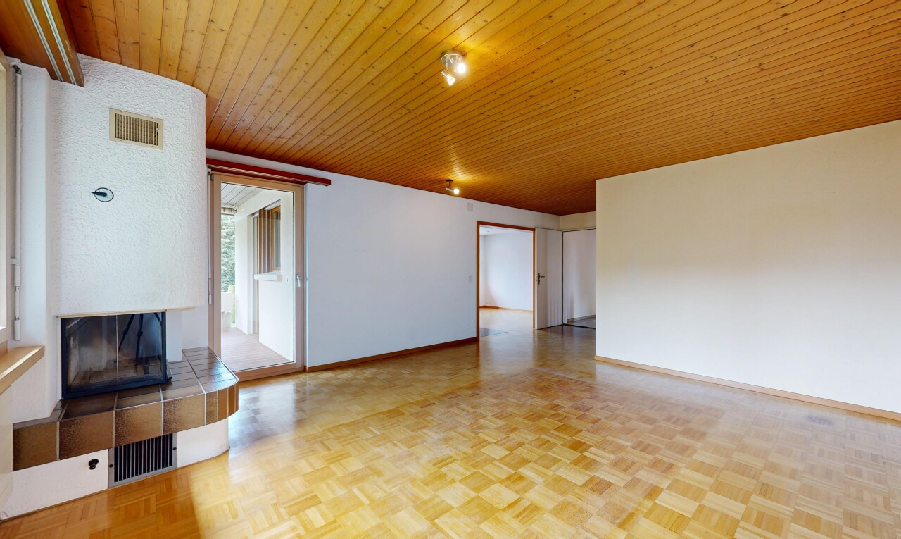 pièce vide avec parquet floor, inside property, cheminée, sol en finition bois, et wood finish floor