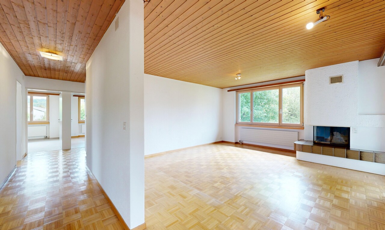 pièce vide avec wood ceiling, plafond en bois, inside property, wood finish floor, et sol en finition bois
