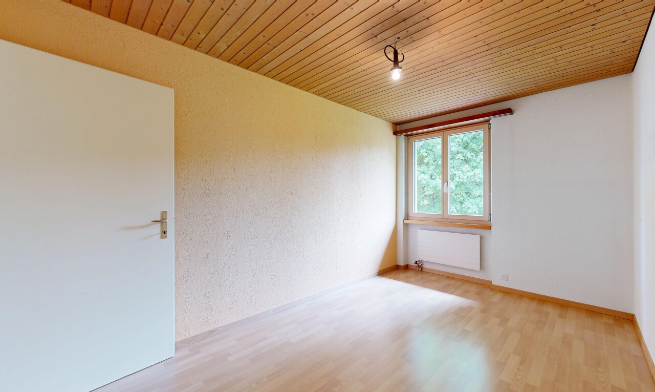 pièce vide avec lumière naturelle, natural light, sol en finition bois, wood finish floor, et inside property