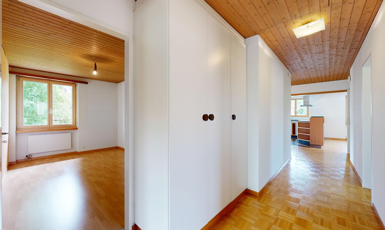 couloir avec plafond en bois, wood ceiling, inside property, sol en finition bois, et wood finish floor